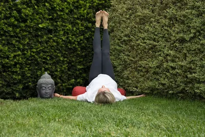 Jógová reverzní pozice restorativní jógy